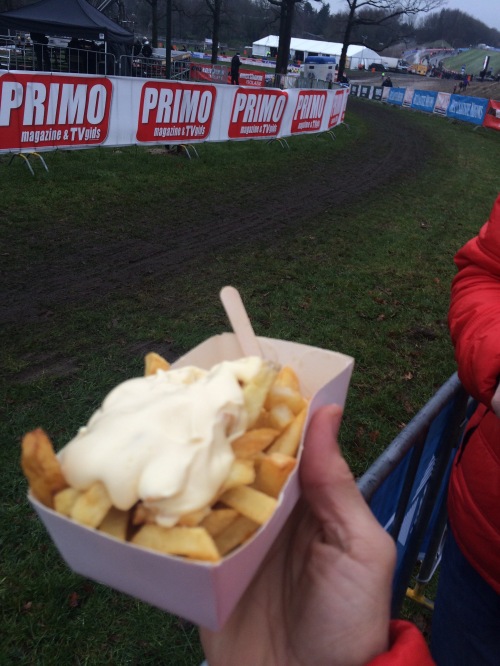 You can see the course in the background, but the real proof is the frites and the Mayo.